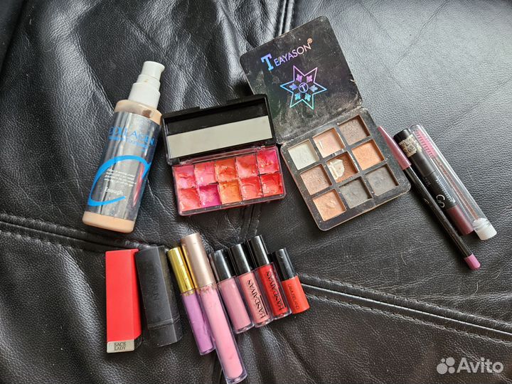 Набор косметики пакетом бу плюс косметичка