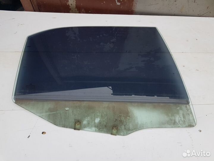 Стекло заднее правое Mitsubishi Carisma DA1A