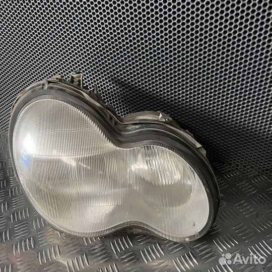 Фара Mercedes-Benz C-класс