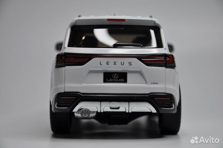 Модель автомобиля Lexus LX 600 металл
