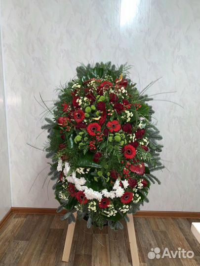 Венок ритуальный из живых цветов