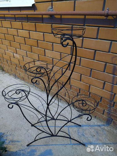 Кованая подставка для цветов