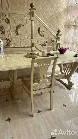 Стол и стулья