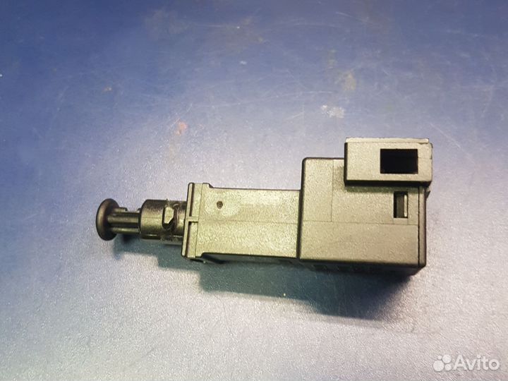 Выключатель стоп сигнала audi VW seat 1J0945511A
