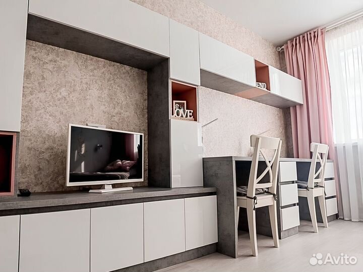 Письменный стол у окна на заказ