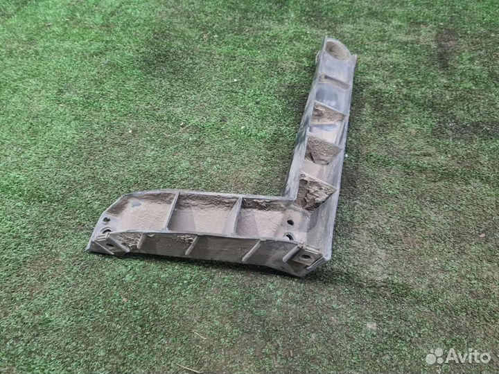 Кронштейн заднего бампера правый Touareg 2002-2010