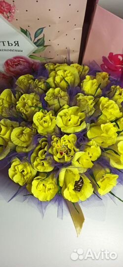 Розы из гофрированной бумаги с конфетой