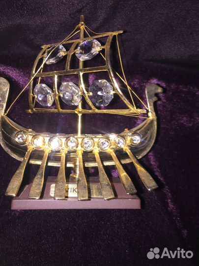 Позолоченная фигурка с кристаллами Сваровски