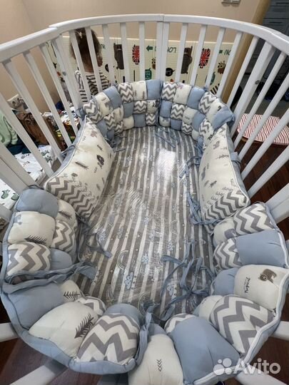 Детская кроватка с маятником