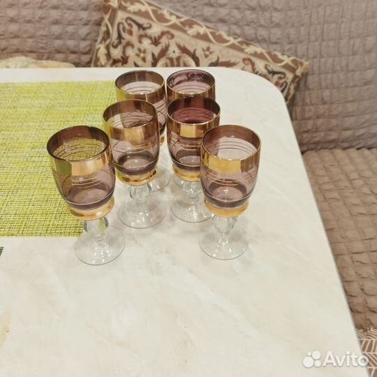 Хрустальные рюмки на ножке