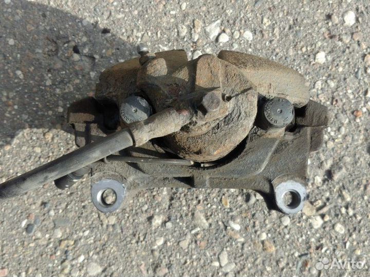 Суппорт передний правый Volkswagen Passat B6 1.9