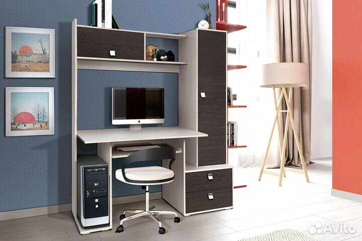 Компьютерный стол с полками
