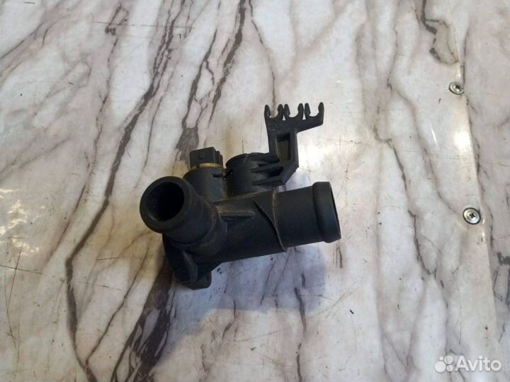 Фланец (тройник) системы охлаждения Audi 80 89/B3