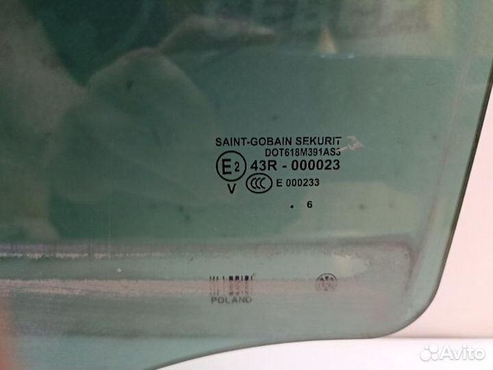 Стекло двери заднее левое Volkswagen Touareg 7L