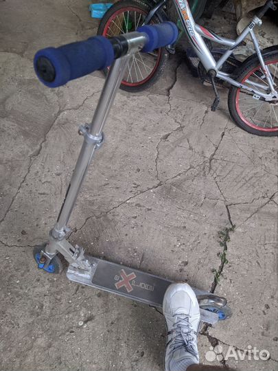 Два велосипеда и самокат