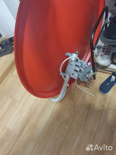 Антенна спутниковая с конвертором и кронштейном