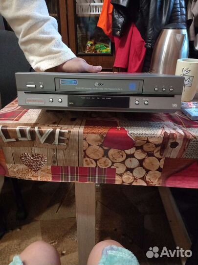 Видеомагнитофон LG L414