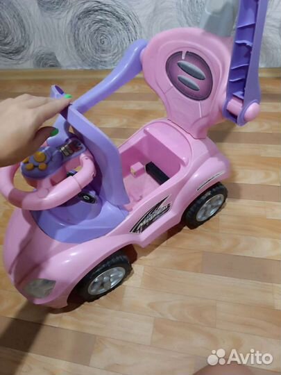 Детская машина каталка с ручкой
