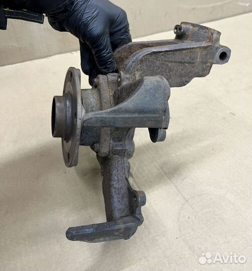 Кулак передний правый со ступицей Шкода Ети