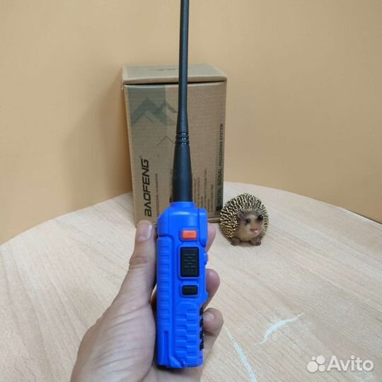 Рация Baofeng UV-5R синего цвета с гаранитурой