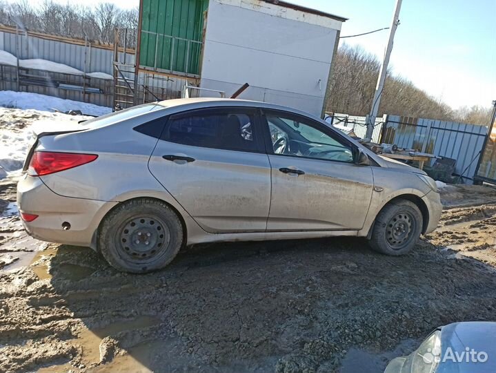 В разборе Hyundai Solaris 1-го поколения 2013 г.в