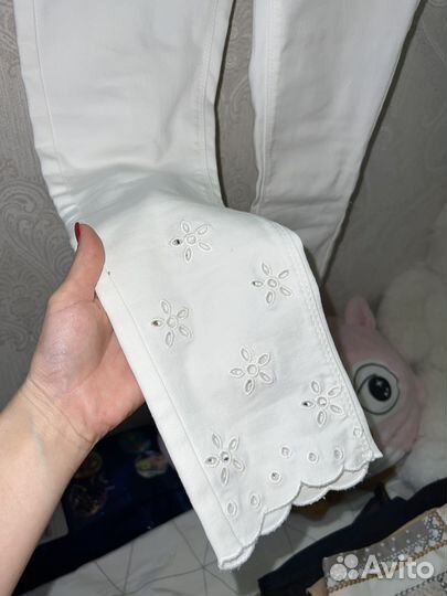 Белые летние брючки S с орнаментом