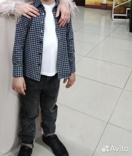 Рубашка и джинсы