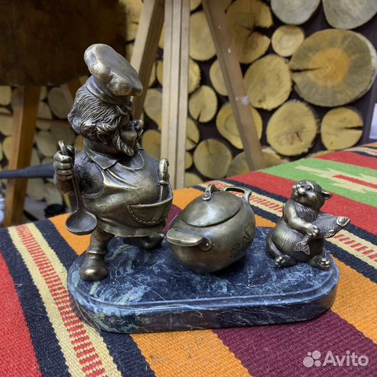 Красивая сюжетная статуэтка Гном на кухне