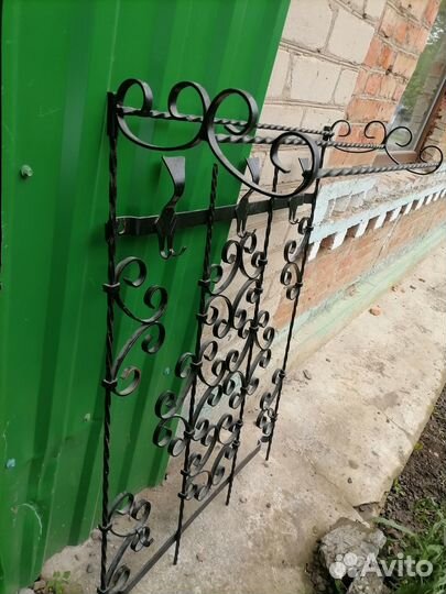 Кованная настенная вешалка