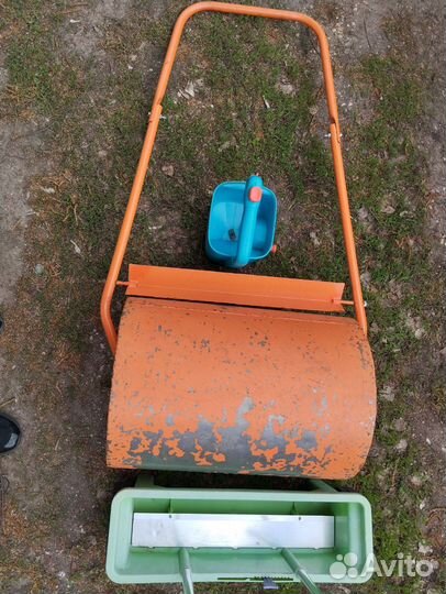 Ручной каток, сеялка и аэратор для газона