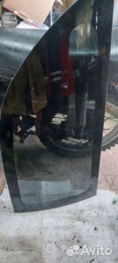 Заднее левое стекло