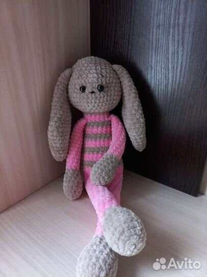 Вязаная игрушка заяц