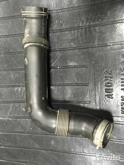 Патрубок воздушного фильтра Volkswagen Jetta 5