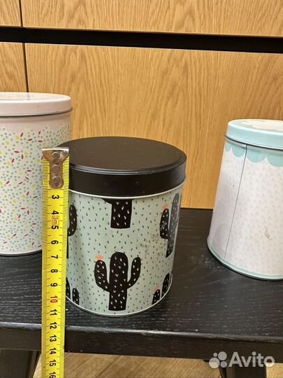 Жестяные банки из-под чая печенья