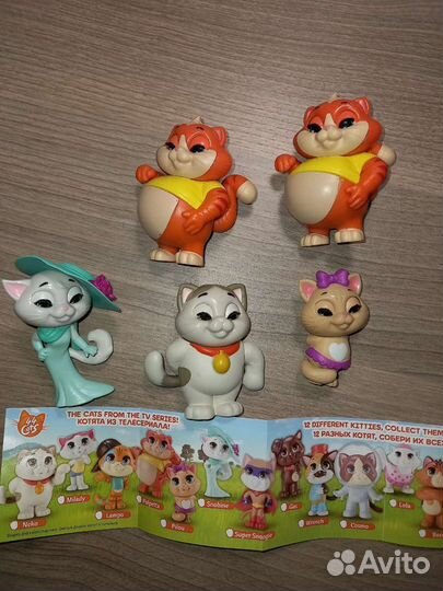 44 котенка. Фигурки закрывают глазки