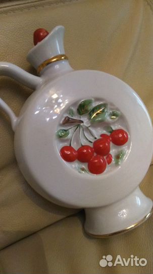 Графин фарфоровый