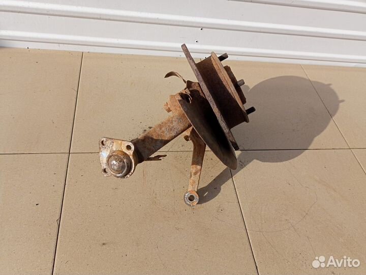 Поворотный кулак передний правый Шевроле Нива