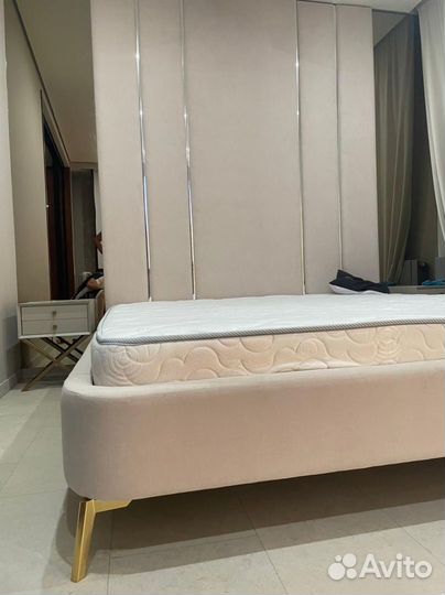 Кровать со Стеновой Панелью.С латунными вставками