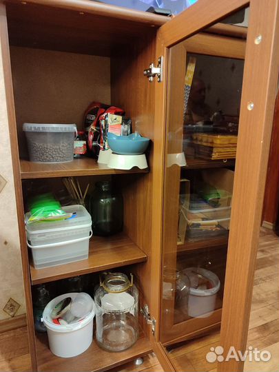 Тумбы со стеклянными дверьми