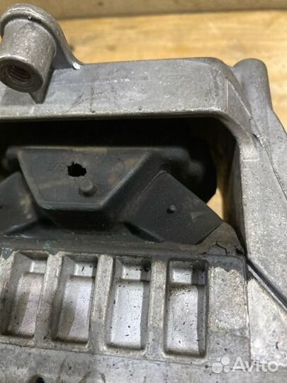 Подушка двигателя правая Volkswagen Passat 3C5 BVY