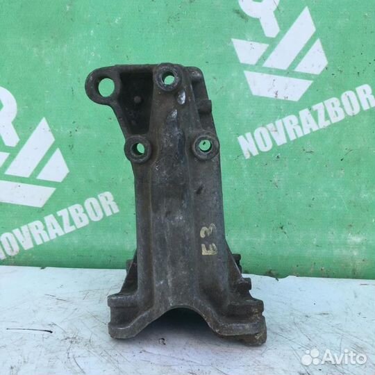 Кронштейн двигателя правый Фольксваген Пассат Б3
