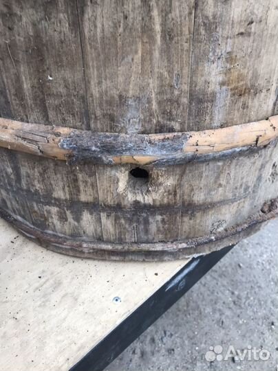 Бочка старая дубовая с отверстиями для слива. СССР