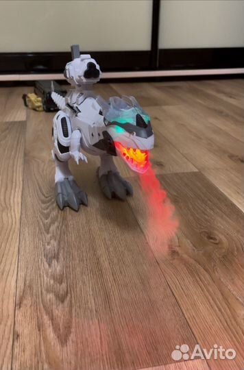 Динозавр, дракон дышит паром