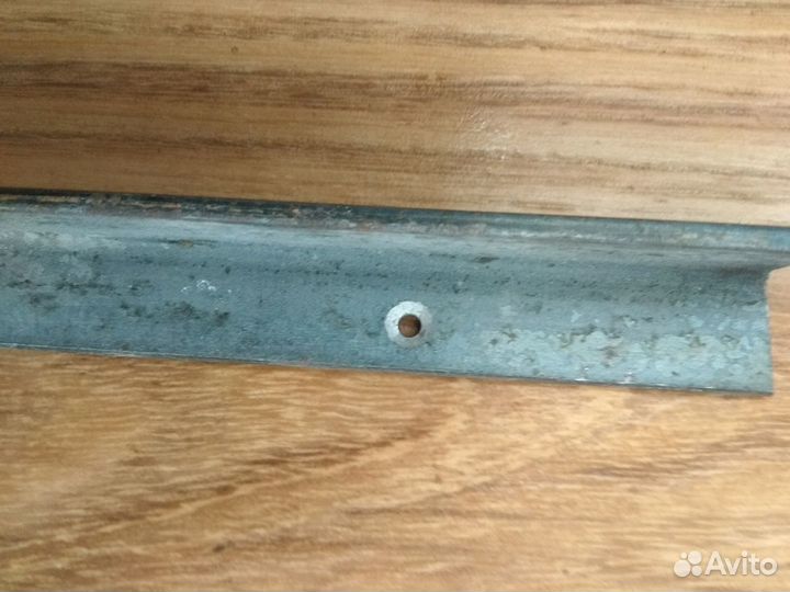 Уголок для полок с отверст. для крепления