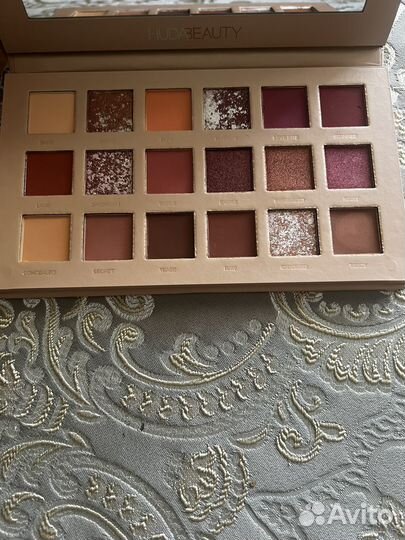 Палетка теней huda beauty