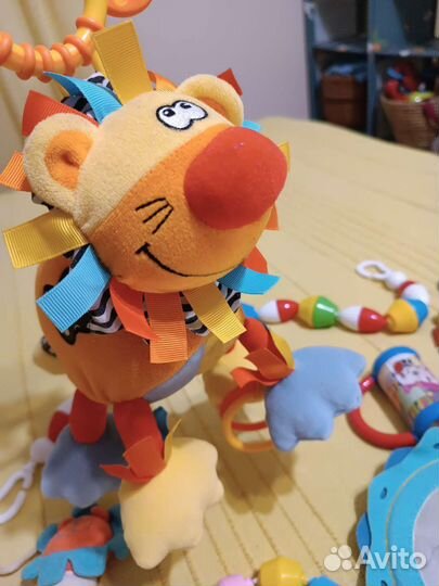 Погремушки, грызунки, развивалки для малышей