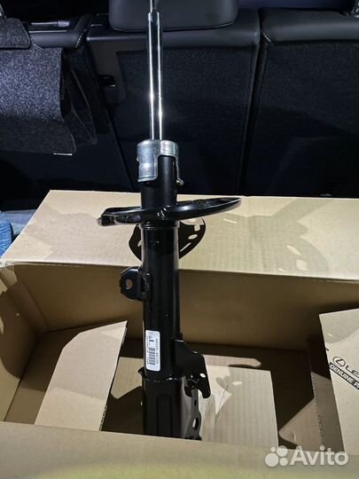 Амортизатор передний левый Lexus RX200 RX350 RX450