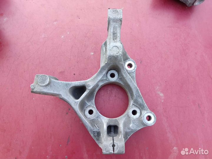 Кулак передний Opel Astra J