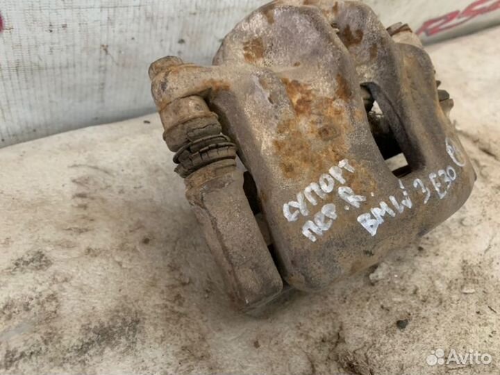 Суппорт передний правый Bmw 3-Series E30