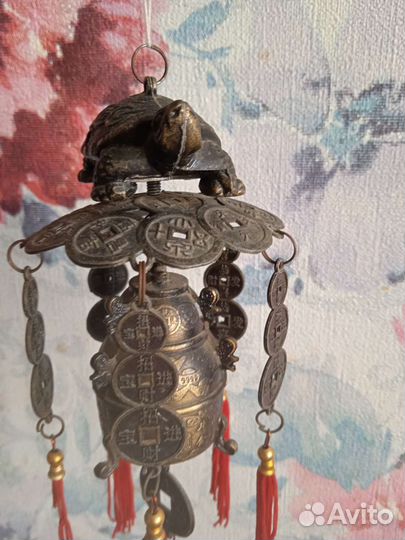 Черепаха с колокольчиком и монетой